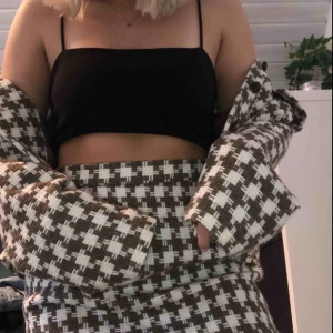  - Kavaj och kjol i ett väldigt skönt och retro tyg. Sticks inte. 