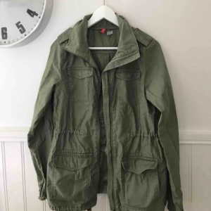  - Snygg grön höstjacka. Frakt tillkommer