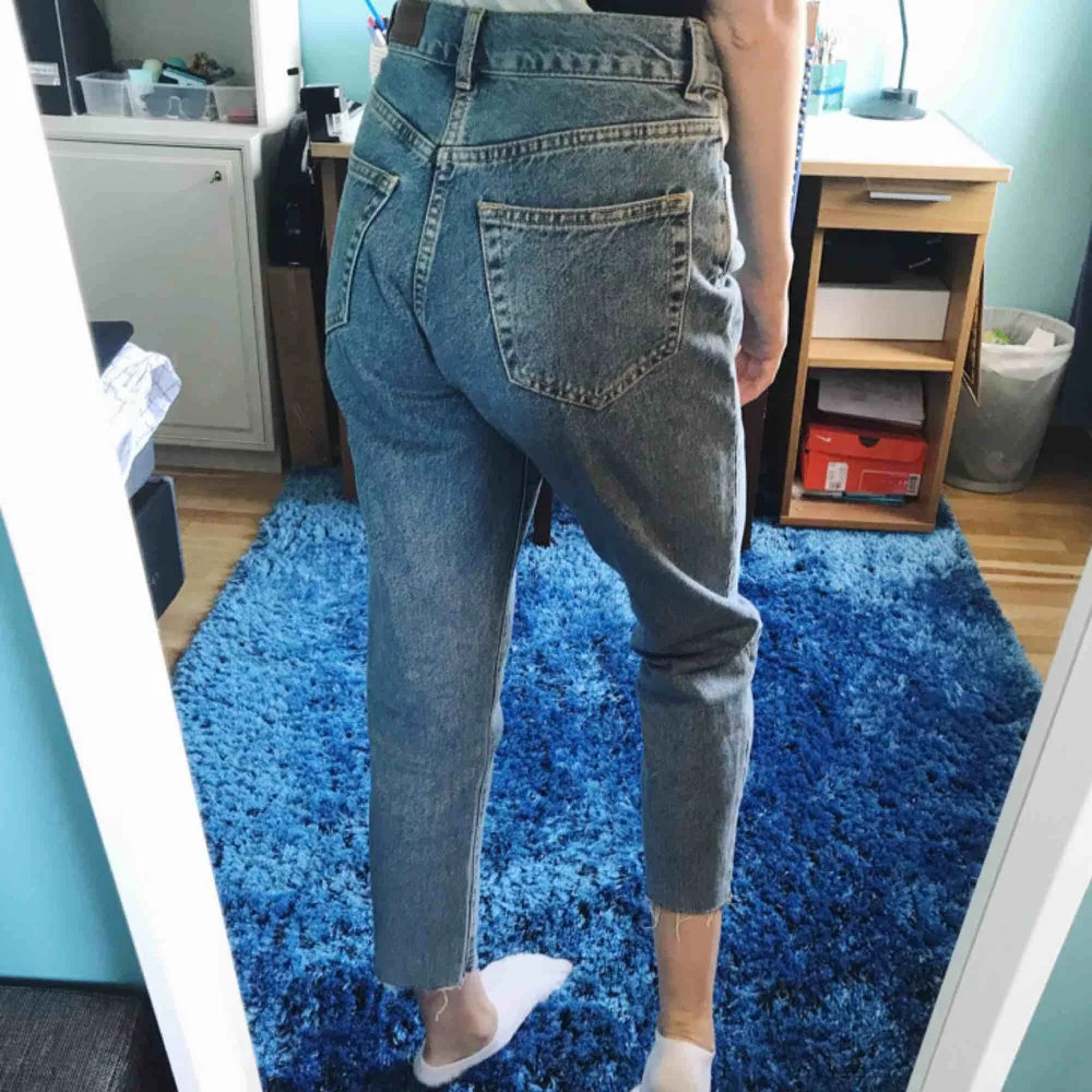 Skitsnygga jeans i bra skick från secondhand humana med avklippta ben i storlek XS. Lite korta på mig som är 171 cm, använda endast 1 gång. Köparen står för fraktkostnader eller kan mötas upp i innestads Sthlm. Jeans & Byxor.