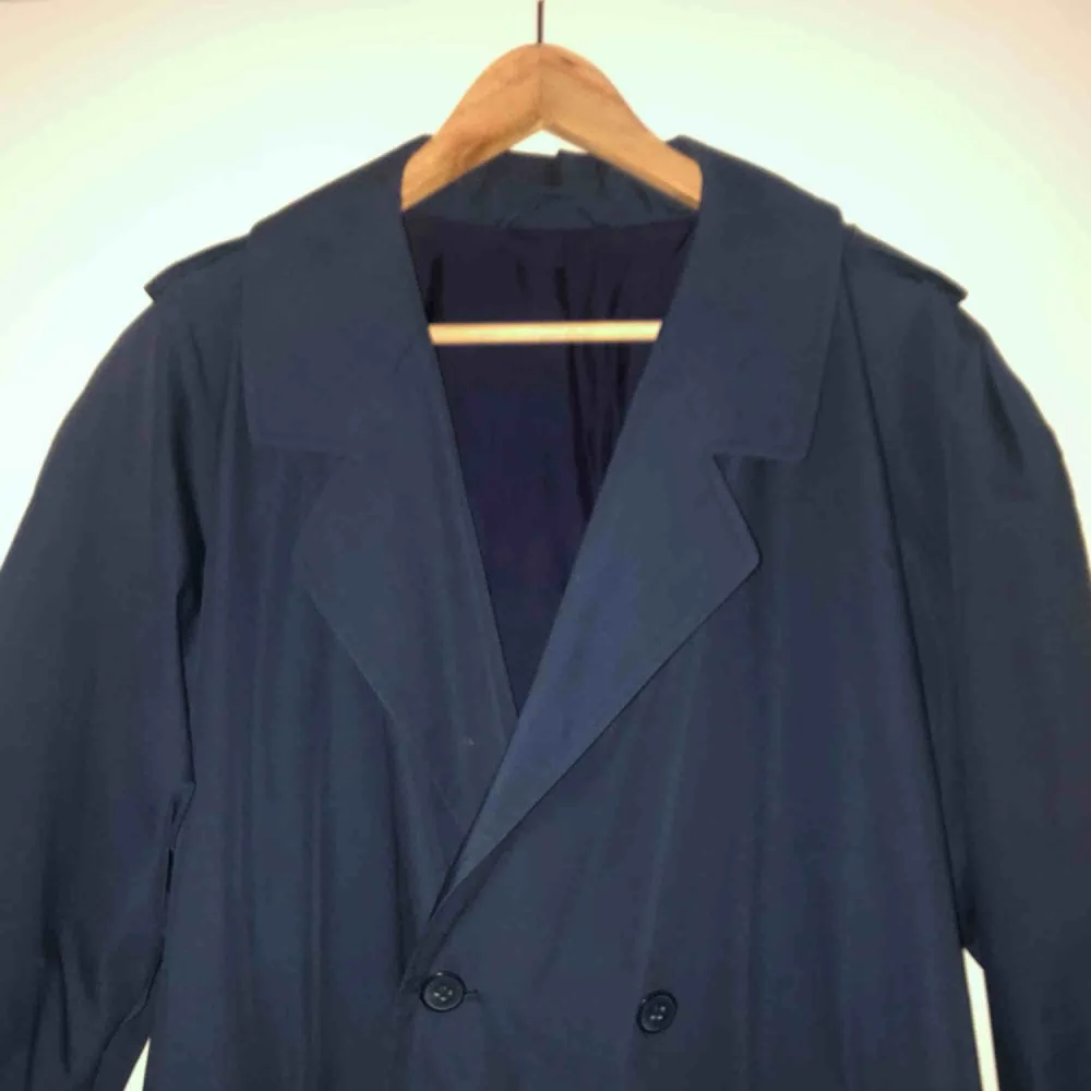 Säljer denna trenchcoat kappan köpt second hand i fin fint skick👌🏼  Den har en väldigt fin blå färg och ett snyggt skärp till🧚🏻‍♀️ Du står för frakt kompis. Jackor.