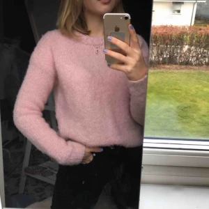  - En klar ljusrosa tjocktröja. Perfekt nu till hösten! Blir super snygg med en skjorta under. Säljer på grund av  för mycket kläder. Använd ett fåtal gång och är i ett fint skick☺️ 