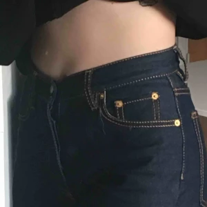  - Jeans från Eytys i modellen Benz Raw i färgen Indigo. Använda fåtal gånger. Storlek 26, men jag brukar egentligen ha 28 så passar däremellan beroende på hur man vill att de ska sitta (sitter rätt högt upp i midjan och tajt på mig). Nypris är 1900!