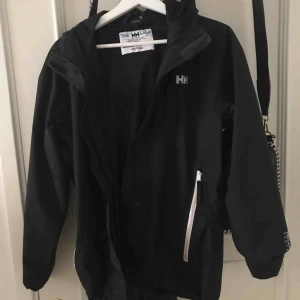  - Super super snygg och trendig vind jacka från HH  Säljer denna go biten eftersom jag ej kan ha den längre  Luva finns. Ingeting är sönder  Fickor osv 