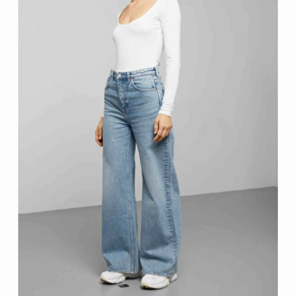 Hej,  Säljer nya weekday jeans, använda max 3 gånger, tvättade 1 gång säljer då de tyvärr är för långa och har beställt i längden kortare  Modell: Ace Färg: Air blue. Jeans & Byxor.