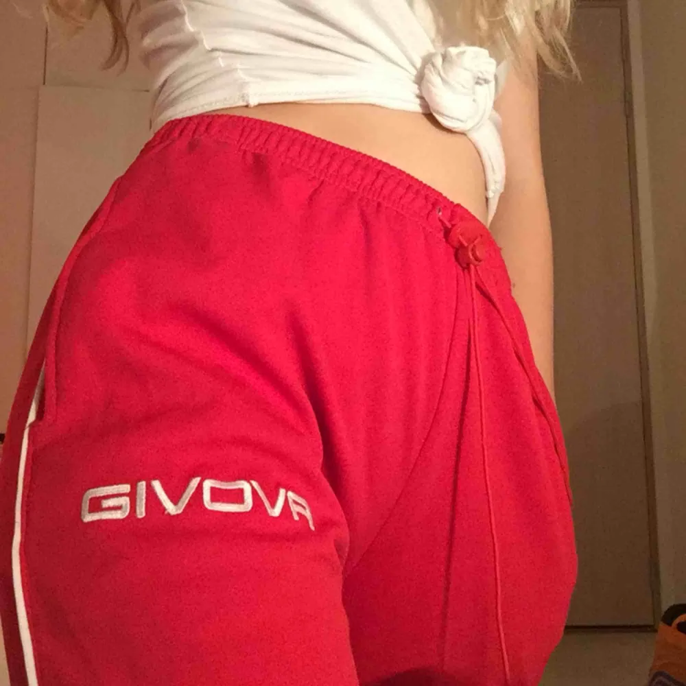 Coola trackpants från givova, köpta på humana förra hösten! Passar för alla tillfällen och på många storlekar🥰. Jeans & Byxor.