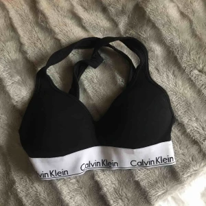  - Calvin Klein topp köpt för orginal pris 399:- Jättefin men tyvärr aldrig använd då den är för liten för mig