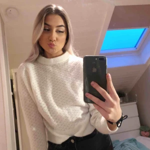  - vit stickad tröja endast använd typ 2-3 gånger, så i bra skick. storlek 34 från h&m. köparen står för frakten