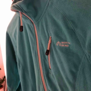  - North bend fleecejacka i turkos. Super fin passform och väldigt skön. Knappt använd   Köparen står för frakten 💗💗