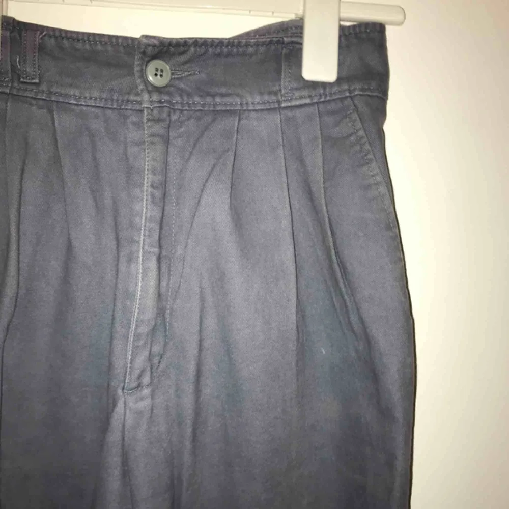 Superfina blå, grå aktiga cigarettliknande byxor. Står inte vilken storlek de är i men skulle säga s-xs i midjan. . Jeans & Byxor.