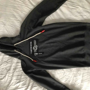  - Tunn hoddie med tryck