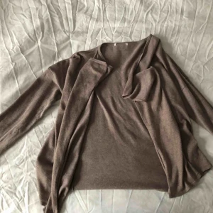  - Beige kofta utan stängning