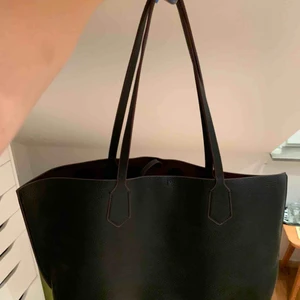  - Köpt på zara förra året men använd ca 2 ggr, kan frakta eller mötas upp i Stockholm 💗 cool insida med ett fack som går att ta loss 