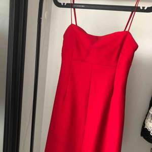 Röd fin linne klänning från Urban outfitters🍒 