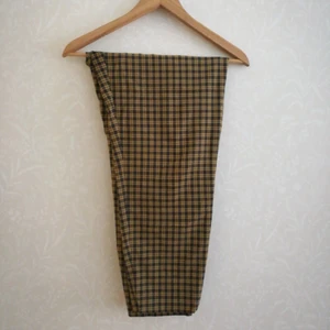  - Vintage byxa i storlek 40 från en sma retro butik.  Hög midja och lite kortare. Använd men i jättebra skick. Färg är lite mer senap gul än i bilderna.