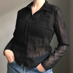  - Svart, mönstrad och transparent skjorta med knappar framtill • från HENNES i storlek 38 • använd men i bra skick! Frakt på 36kr tillkommer 