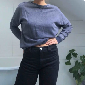  - En blå/grå tjocktröja från weekday som är lite oversized men sitter åt i ärmarna. 