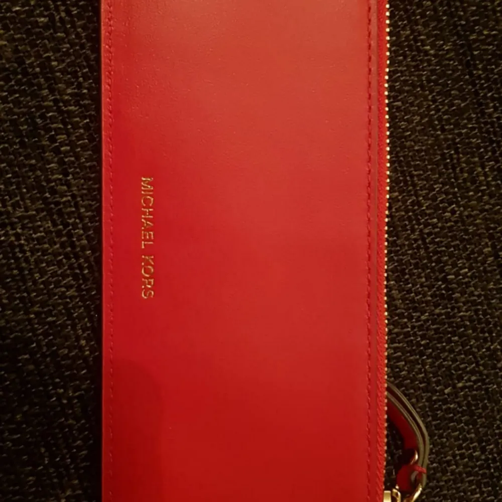 Michael Kors ÄKTA!!  Plånbok som kan användas som väska med hjälp av kedjan på ena sidan.  Nypris ca 1600  Knappt använd  . Accessoarer.