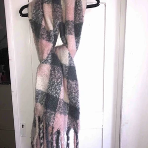  - Är riktigt varm och mysig. Endast använd någon enstaka gång. Nyskick! 100% casmir. Made in Italy. Hämtas i Vasastan!