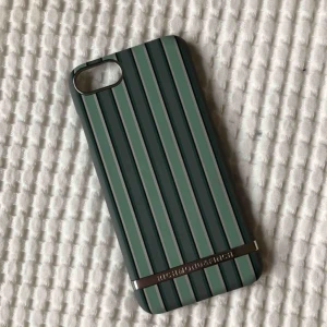  - Säljer detta fina skal från Richmond & Finch då det inte kommer till användning. I väldigt fint skick! Passar iPhone 7 och 8. Frakt betalas av köparen :). 