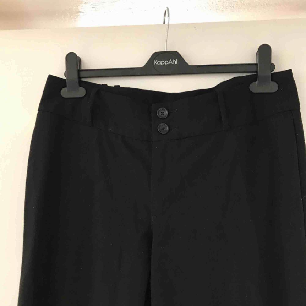 Säljer dessa svarta kostymbyxorna från esprit! Modellen är ganska låg i midjan. ❤️. Jeans & Byxor.