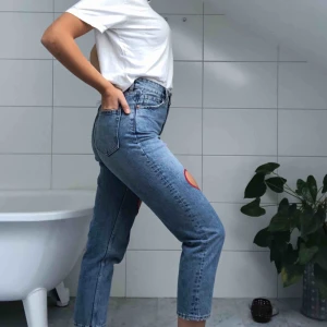  - Ett par svingulliga jeans från Monki! Hjärtslitningar ovanför knäna och trekvartslånga samt högmidjade som är superfint till sommaren. 