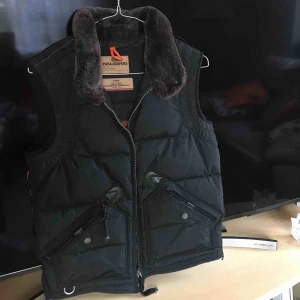  - äkta parajumper väst köpt på johnells för cirka ett år sedan. nypris var på 3700 och säljes för 1500 prutat och klart. den är i topp skick.