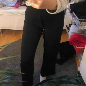  - Mjuka kostymbyxor från Bikbok, jag är 168cm. 