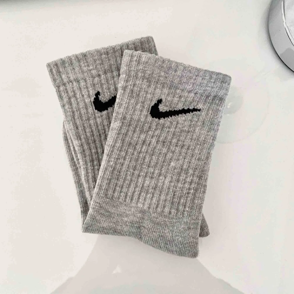 Ett par gråa jättesnygga stumpor från Nike. Säljer för jag inte får någon användning av dem. Frakten är inkluderad i priset. Betalning med swish. Övrigt.