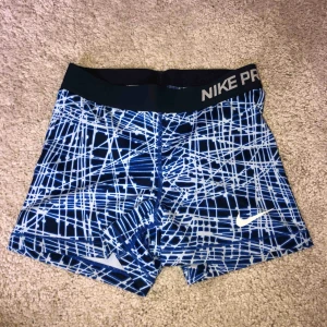  - Blåa Nike tränings shorts som sitter tight! Använts 3-4 gånger! Tar swish! Köparen betalar frakt och kostnaden beror på vart du bor i Sverige!