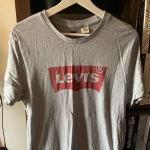  - Levi’s t-shirt i M dock ganska liten i storlek, säljs pga används nästan aldrig. Kan mötas upp i Stockholm annars står köparen för frakt. 