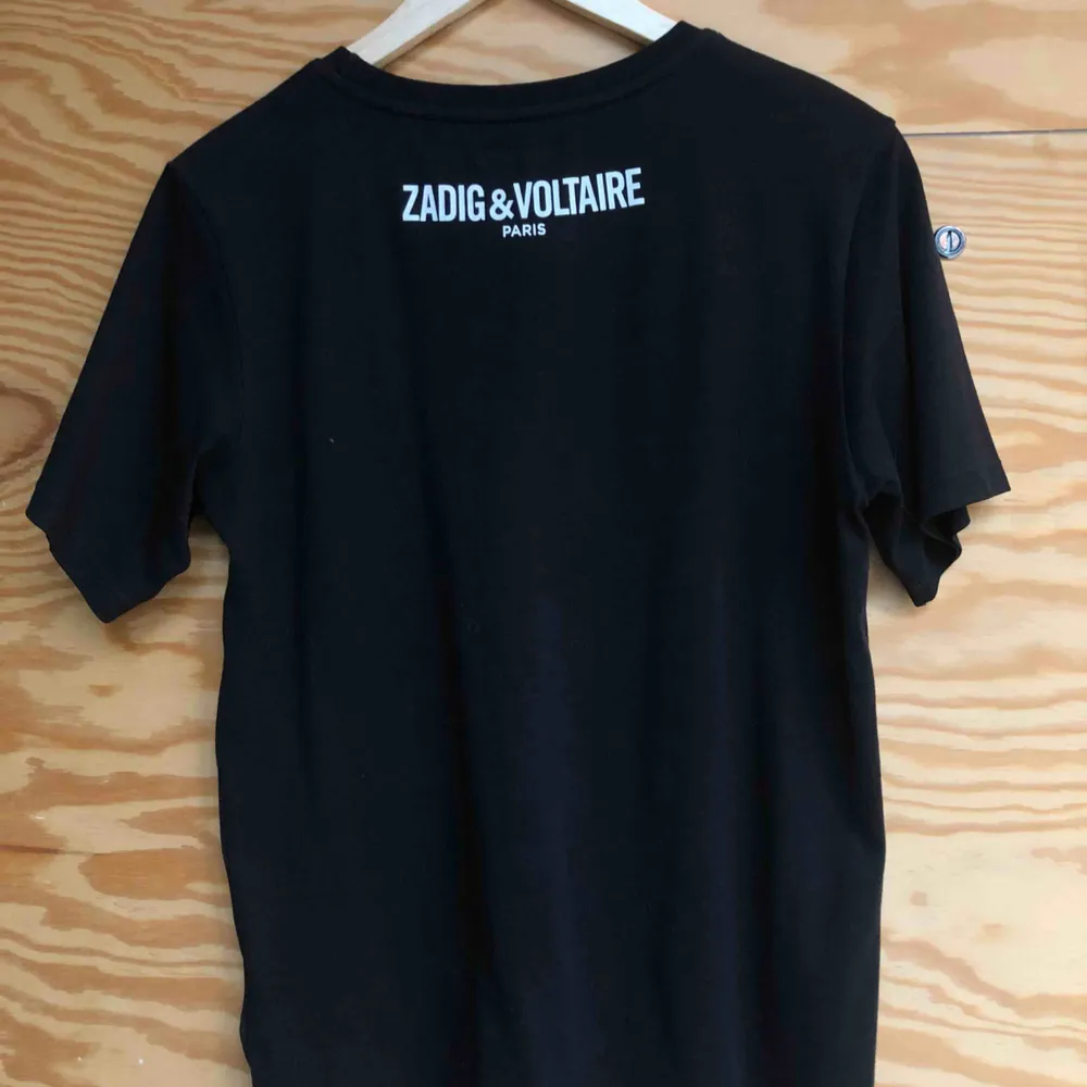 Jättefin T-shirt från Zadig & Voltaire i storlek S. Den är i väldigt fint skick, är som ny. Köpt i London i maj för 85 pund, vilket är ungefär 1050kr. T-shirts.