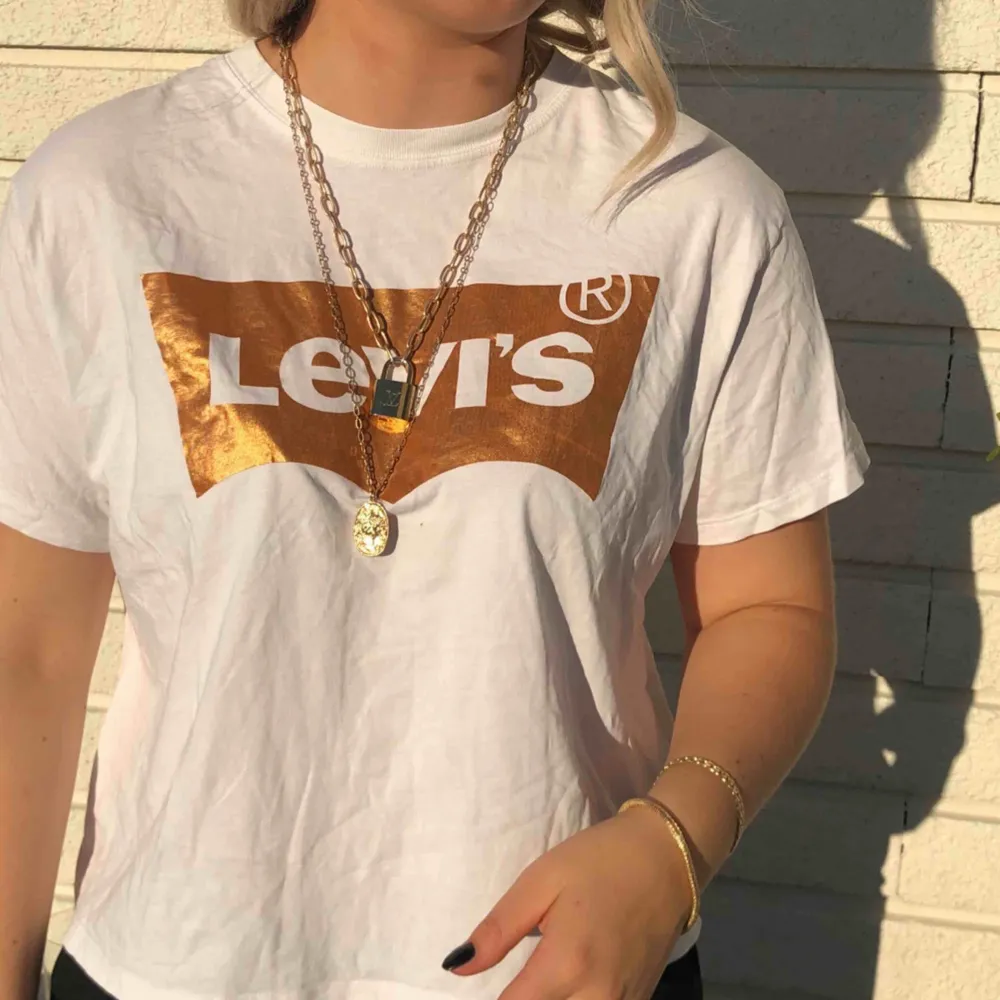 Levis t-shirt som är lite over size croppad,  Super snygg oanvänd endast provad . T-shirts.