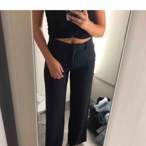  - Marinblåa/mörkblåa ”kostymbyxor” som är väldigt mjuka och sköna! Använt ca 2 gånger och är i bra skick! 