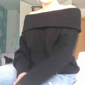  - En skön stickad varm tröja som är ofshoulder. Är i bra kvalité då den nästan aldrig är använd. 