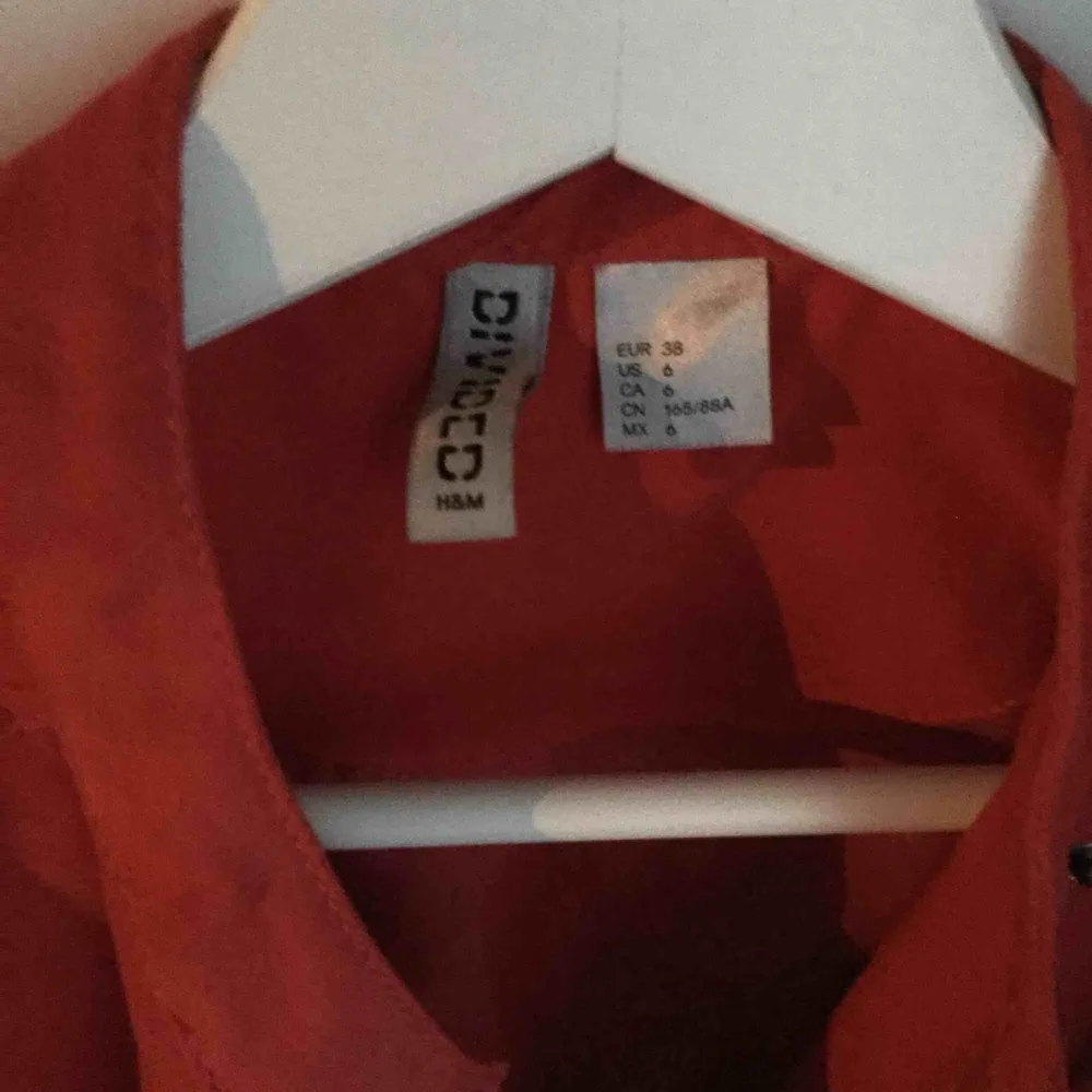 Röd jacka i mocka tyg från h&m. Nypris 300. Köpt för ett halvår sedan men ej använt mer än två gånger. Passar även storlek 36. Jackor.