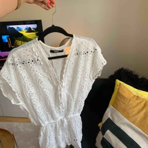  - Vit blus från Ginatricot. Sparsamt använd! Faller väldigt fint med en lätt knytning i midjan. 