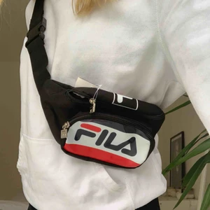  - Midjeväska från FILA (äkta) aldrig använd, prislapp finns kvar! Köpt i Spanien. Frakt tillkommer 🥰