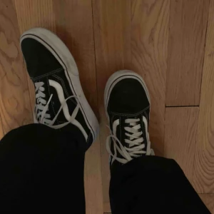  - Svarta plattform Vans köpta i LA, använda under en sommar! 