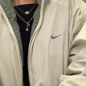 Jacka - Cool jacka köpt second hand i stl S. Dragkedjan är lite seg men annars fint skick!