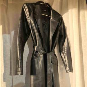 Så jävla snygg svart läder-kappa från Molly Rustas kollektion med Bubbleroom, glansigt i tyget och lite längre i modellen. 🖤 Fint skick, nypris 700kr