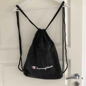  - Säljer min träningspåse från Champion då den inte kommer till användning. Använd vid enstaka tillfälle så i väldigt fint skick! Frakten betalas av köparen :) 