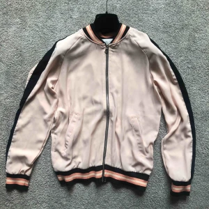  - Jacka\tröja som är helt ny👯‍♀️