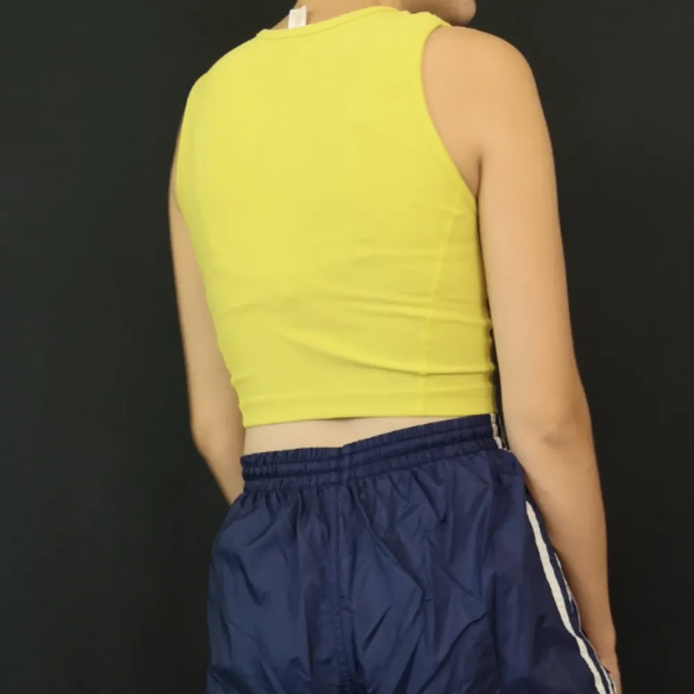 Superfint Peak Performance-linne i stretchigt sportigt tyg i en limegrön/gul färg. Fint skick, frakten på denna ligger på 36 kr, samfraktar gärna! 👍😌. Toppar.