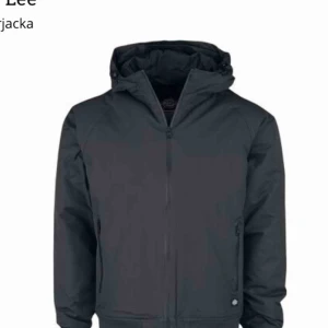  - Helt oanvänd dickies jacka, endast testat den men den var förstor tyvärr. Så har blir blivit att den ligger i garderoben bara. Nypris är 1099