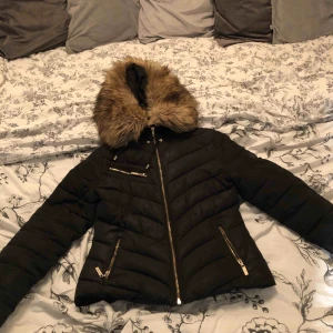  - En roco baroco jacka. Den har inga slitningar och är i väldigt bra skick! Fake päls som är avtagbar. Köptes för ca 3 år sen och är sparsamt använd. Säljer den då jag inte har någon användning för den. Frakt står köparen för eller mötas upp i Stockholm