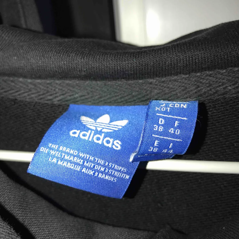 Svart Adidas hoodie, Storlek 38, använd, nypris 700kr, köparen står för frakt. Hoodies.