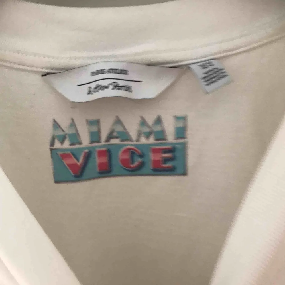 Miami Vice tröja från & other stories 📽📽 Tror den kostade 350 och är knappt använd  står 42 men ganska liten. T-shirts.