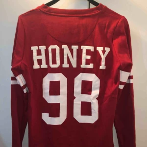 - Vinröd hoodie finns i storlek S-XS, använd enbart 2 gånger 