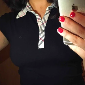  - ÄKTA burrberry t-shirt knappt använd!