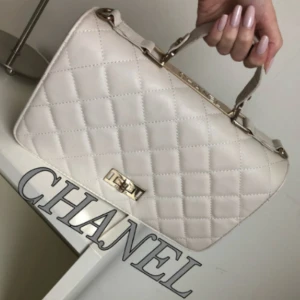  - Beige stilren chanelväska(copy)med gulddetaljer. Inköpt secondhand och i fint vintageskick♡ Frakt: 95:- Spårbart. JAG FLYTTAR OM CA 2VECKOR!